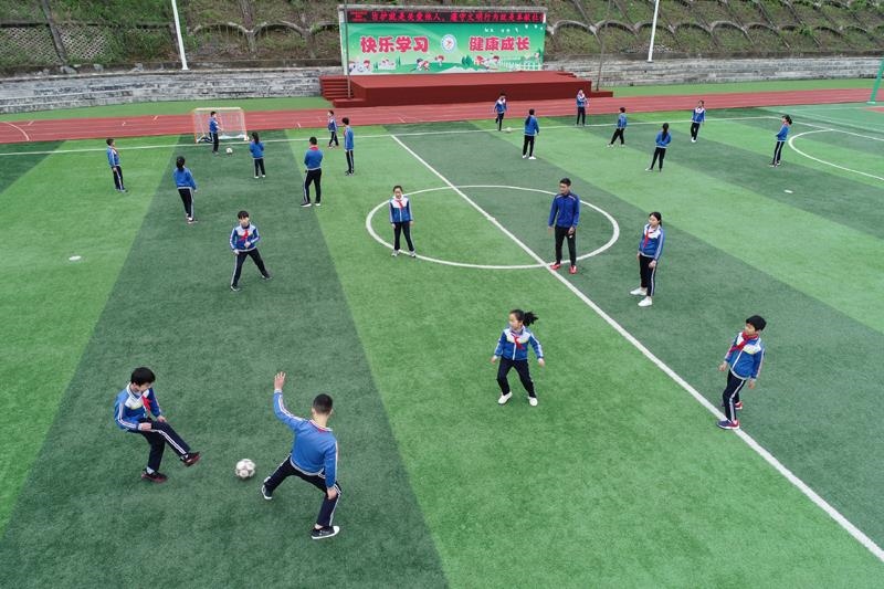 陜西安康平利縣老縣鎮(zhèn)中心小學(xué)的學(xué)生在操場上踢球。