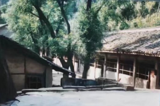 這是之江小學(xué)的前身——四川省南充市嘉陵區(qū)一所山區(qū)小學(xué)的校舍（資料照片翻拍）。