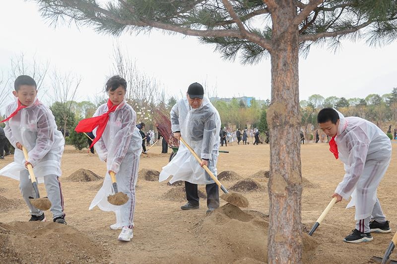 2023年4月4日，習(xí)近平總書記來到北京市朝陽區(qū)東壩中心公園參加首都義務(wù)植樹活動。這是總書記同孩子們一起植樹。