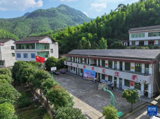 這是5月28日拍攝的湖南省衡陽市衡陽縣岣嶁鄉(xiāng)妙溪小學（無人機照片）。