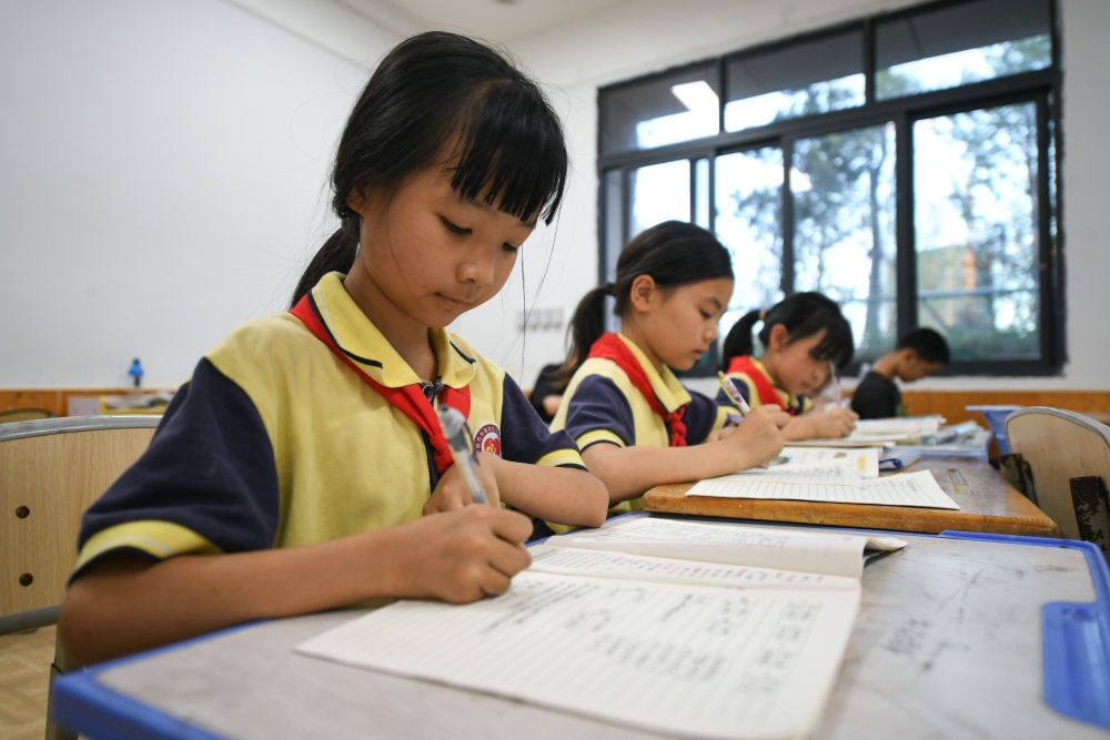 5月30日，學(xué)生在之江小學(xué)“留守兒童之家”寫作業(yè)。