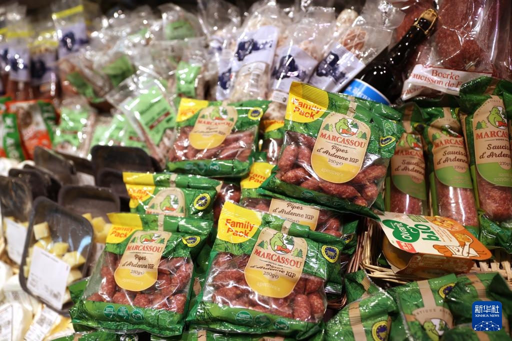 這是5月31日在比利時(shí)布魯塞爾一家超市拍攝的各類(lèi)食品。新華社記者 趙丁喆 攝