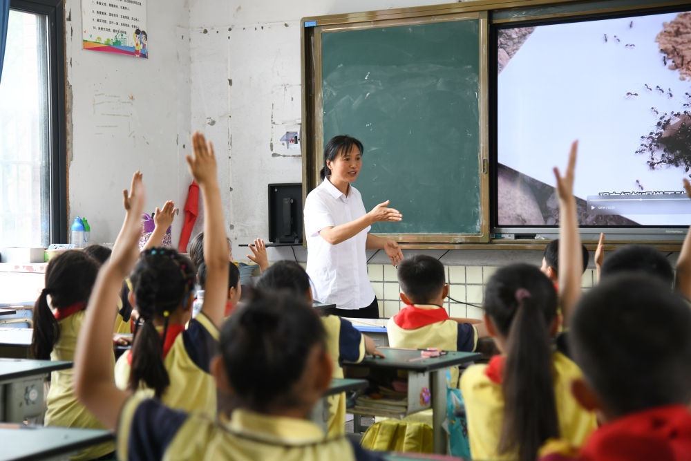 5月31日，學(xué)生在科學(xué)課上與老師互動(dòng)。新華社記者 胥冰潔 攝