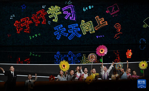 6月1日，演員在“我和祖國一起成長(zhǎng)”主題演出活動(dòng)中表演。新華社記者 金良快 攝