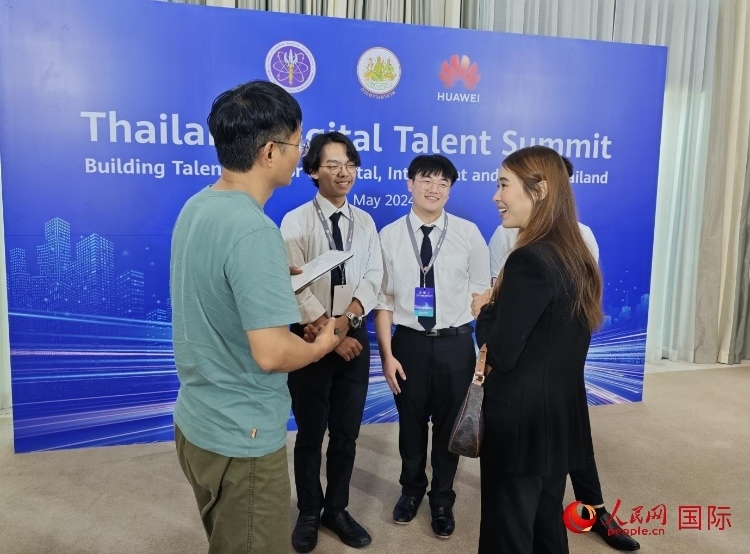 泰國(guó)國(guó)立法政大學(xué)學(xué)生接受本網(wǎng)采訪。李映民攝