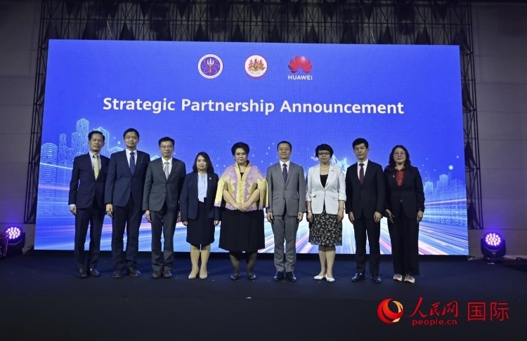 數(shù)字人才峰會(huì)現(xiàn)場(chǎng)。左五為泰國(guó)高等教育、科學(xué)、研究和創(chuàng)新部長(zhǎng)素巴瑪·伊沙拉帕迪，右三中國(guó)駐泰國(guó)大使館教育參贊許蘭，右四為華為泰國(guó)技術(shù)有限公司總經(jīng)理李雄偉。人民網(wǎng)記者 簡(jiǎn)承淵攝