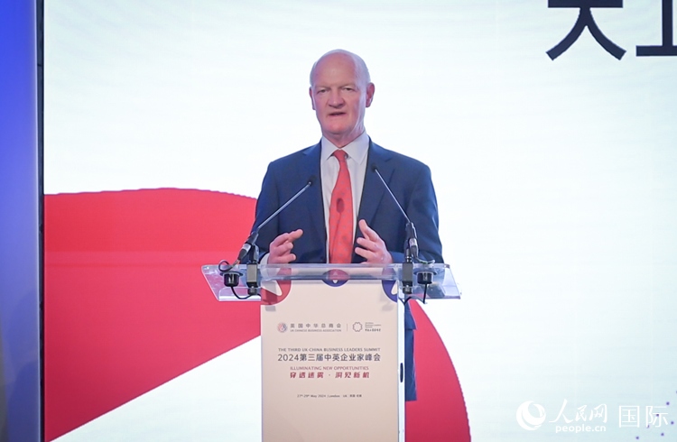 英國(guó)前負(fù)責(zé)大學(xué)與科研事務(wù)的國(guó)務(wù)大臣、英國(guó)皇家學(xué)會(huì)院士大衛(wèi)·威利茨致辭。人民網(wǎng) 郭錦標(biāo)攝