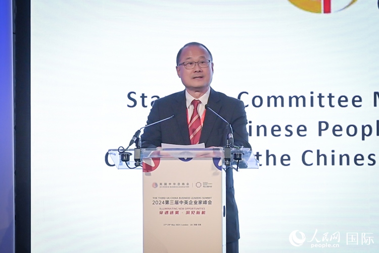 香港中華總商會(huì)會(huì)長(zhǎng)、香港新華集團(tuán)主席蔡冠深致辭。人民網(wǎng) 郭錦標(biāo)攝