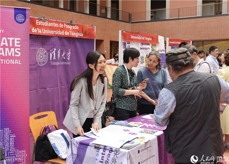 旅西華人華僑在展臺(tái)前咨詢(xún)。人民網(wǎng)記者 顏歡攝