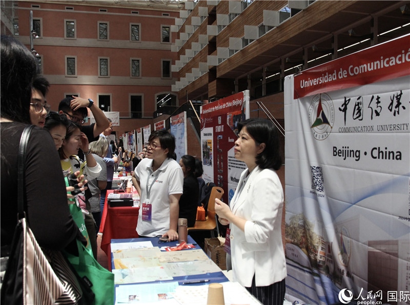 旅西華人華僑在展臺(tái)前咨詢(xún)。人民網(wǎng)記者 許海林?jǐn)z