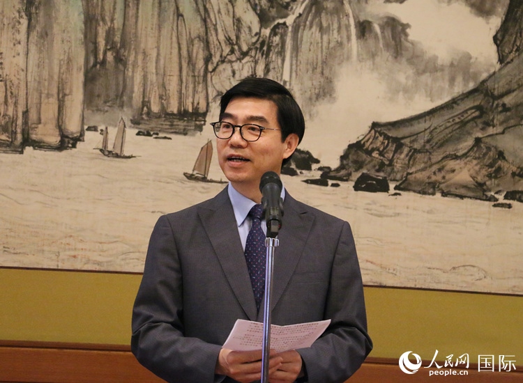 中國駐日本大使館施泳公使致辭。人民網(wǎng) 許可攝