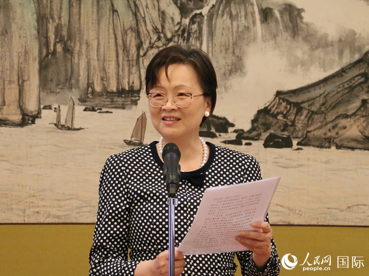 大使夫人丁玥致辭。人民網(wǎng) 許可攝