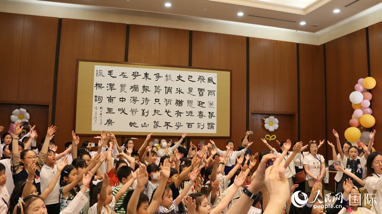 小朋友們合唱《明天會更好》。人民網(wǎng) 許可攝