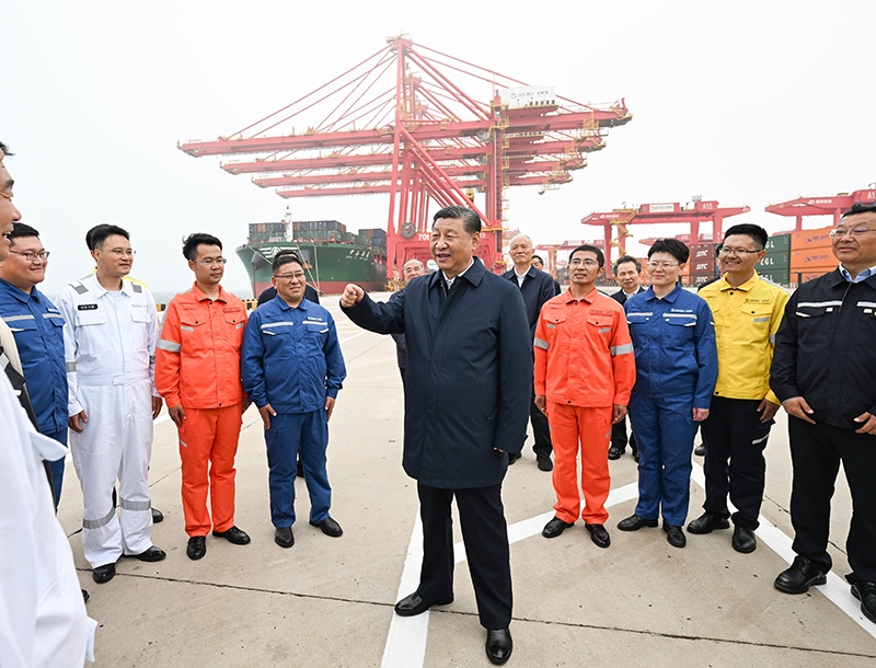 △2024年5月22日，習(xí)近平總書(shū)記在山東省日照港親切慰問(wèn)港口科技工作者、運(yùn)營(yíng)人員、航運(yùn)人員。