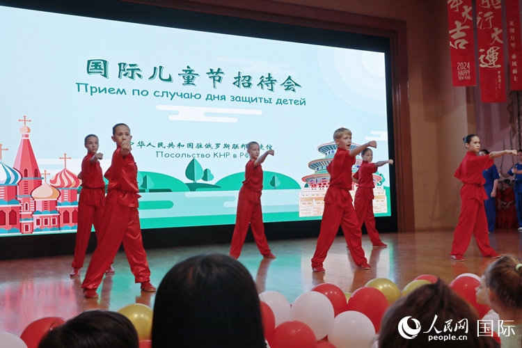 俄羅斯少年進行武術(shù)表演。人民網(wǎng)記者 隋鑫攝