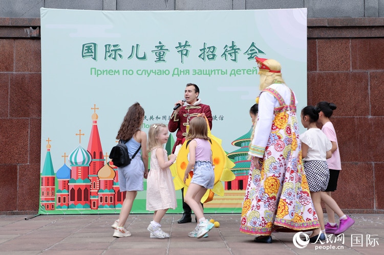 中俄兩國小朋友共同參與互動游戲。人民網(wǎng)記者 隋鑫攝