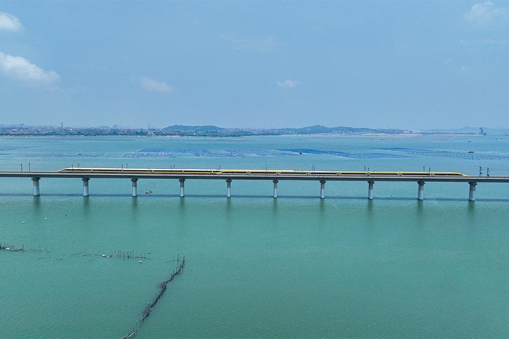△2023年6月28日，CR450動(dòng)車組試驗(yàn)列車在湄洲灣跨海大橋交會(huì)運(yùn)行，單列最高運(yùn)行時(shí)速達(dá)到453公里。