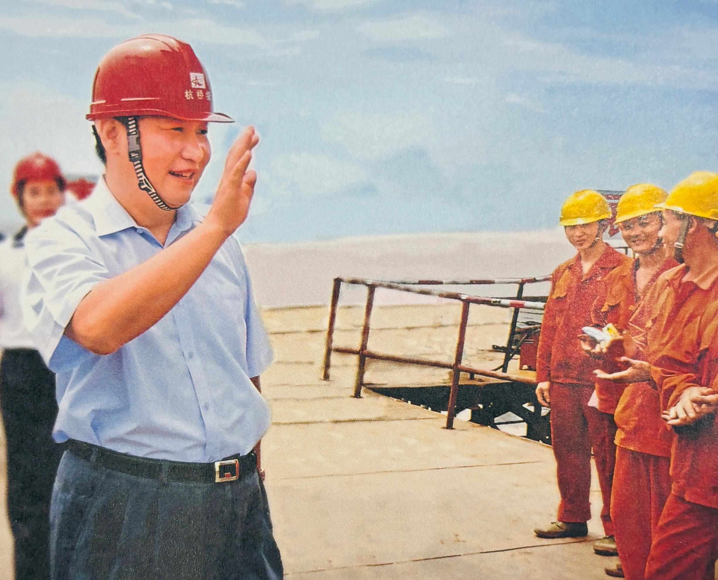 △2006年7月12日，習(xí)近平在杭州灣跨海大橋嘉興市海鹽段建設(shè)工地慰問(wèn)工人。