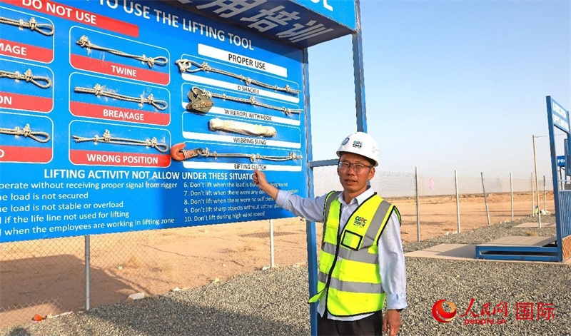 中國能建國際工程公司副總經(jīng)理兼阿爾舒巴赫電站項目經(jīng)理熊高峽展示安全培訓(xùn)中心設(shè)施。人民網(wǎng)記者 管克江攝