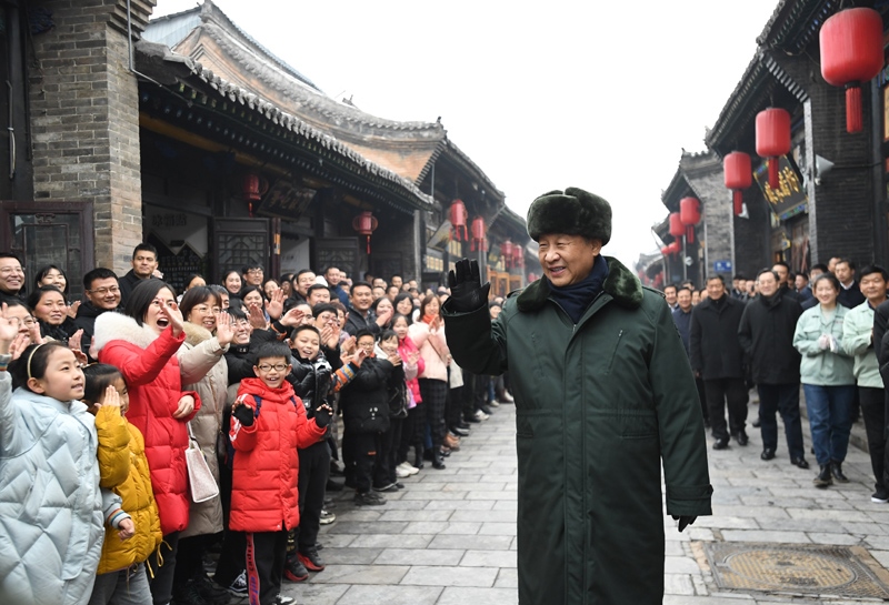 2022年1月27日，習(xí)近平總書記在山西平遙古城向現(xiàn)場群眾揮手致意。