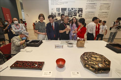 2023年5月28日，北京，推光漆器匠人為駐華使節(jié)展示技藝。