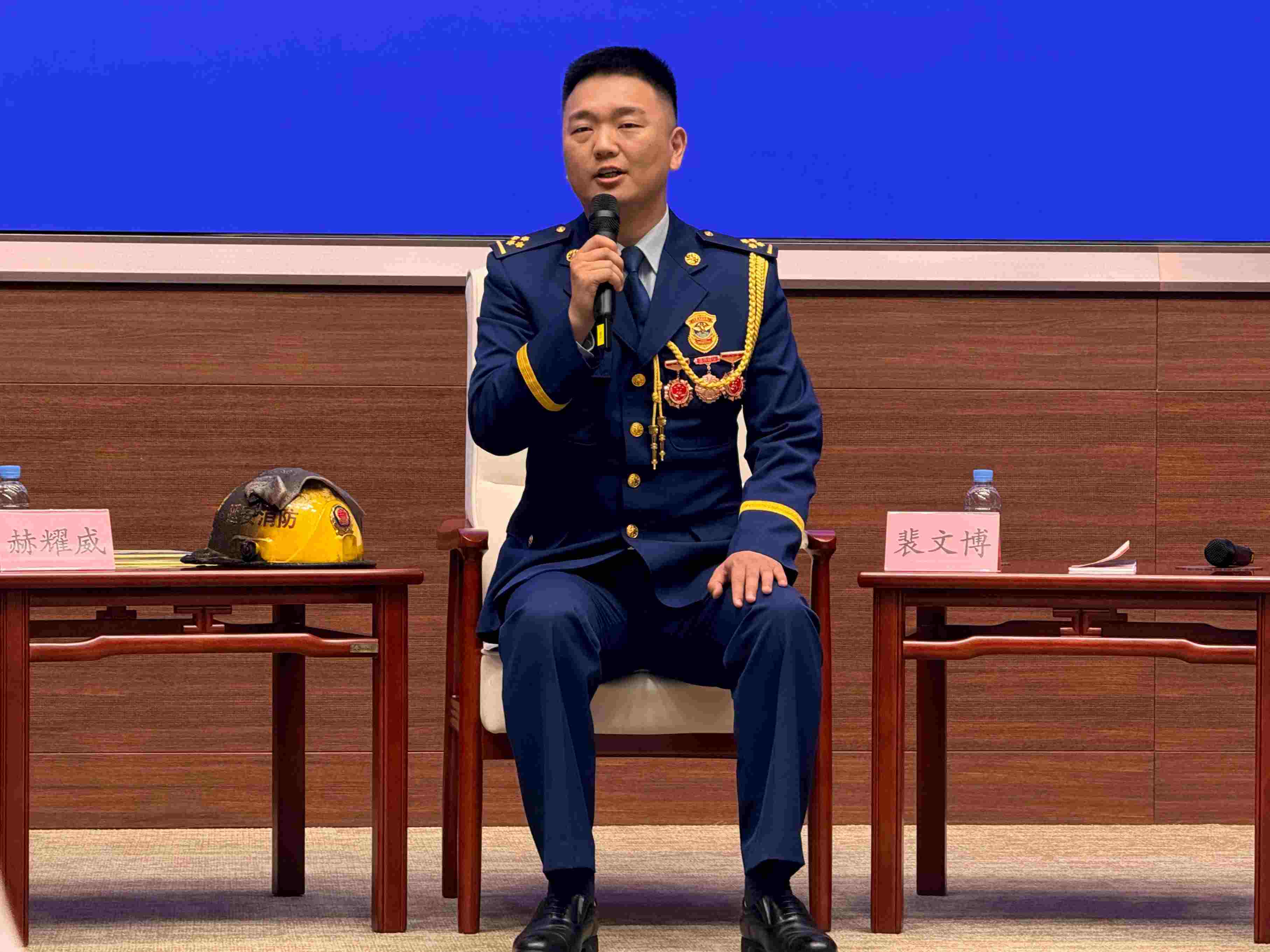 寶塔消防救援站政治指導(dǎo)員裴文博在回答記者提問(wèn)。人民網(wǎng)記者 郝萍攝