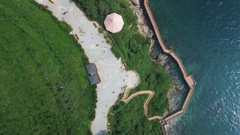 2023年8月16日，長(zhǎng)?？h小長(zhǎng)山島小水口森林公園一角（無(wú)人機(jī)照片）。新華社記者 陳為 攝