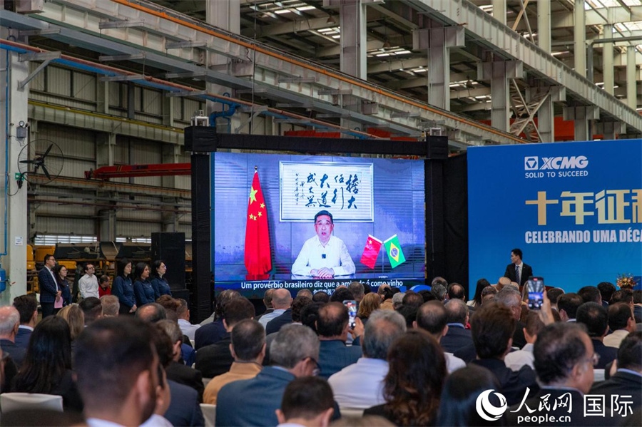 徐工集團(tuán)、徐工機(jī)械董事長(zhǎng)楊東升在視頻致辭中表示，徐工作為中國(guó)工程機(jī)械的排頭兵，堅(jiān)定不移實(shí)施國(guó)際化主戰(zhàn)略，投資運(yùn)營(yíng)的徐工巴西制造基地成為見證中巴友誼的標(biāo)桿示范。 人民日?qǐng)?bào)社拉美中心分社 威廉·科埃略·維亞納攝