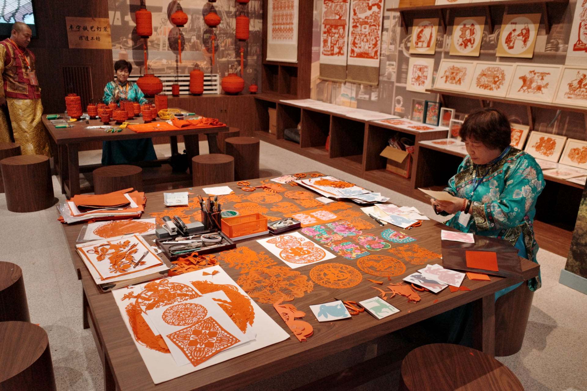 “氣象萬(wàn)千——中國(guó)非遺保護(hù)實(shí)踐主題展”上，非遺傳承人現(xiàn)場(chǎng)展示。人民網(wǎng)記者 劉微攝