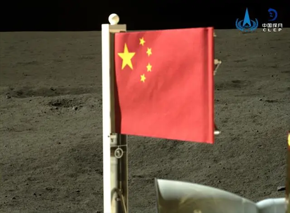 五星紅旗在落于月背的嫦娥六號探測器上展開。
