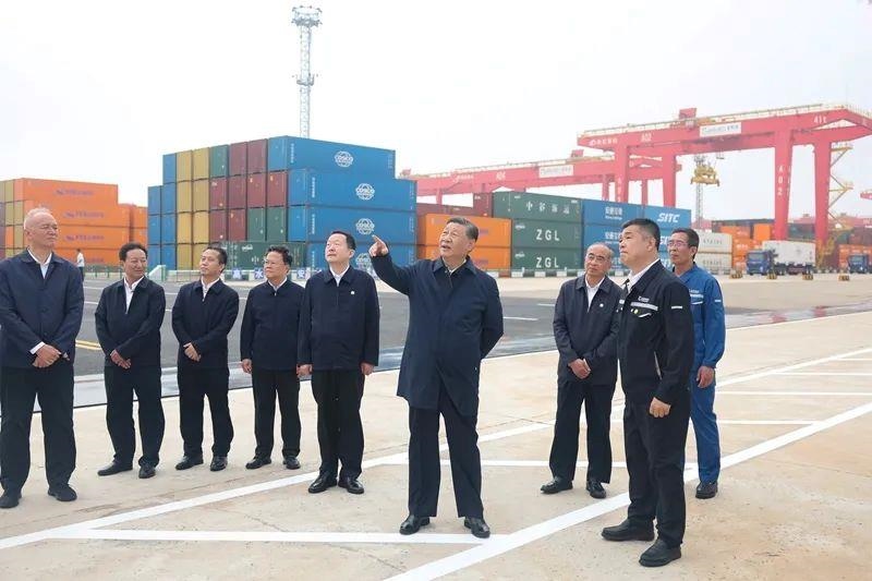 2024年5月22日，習近平總書記在山東日照港察看全自動化集裝箱碼頭作業(yè)場景。