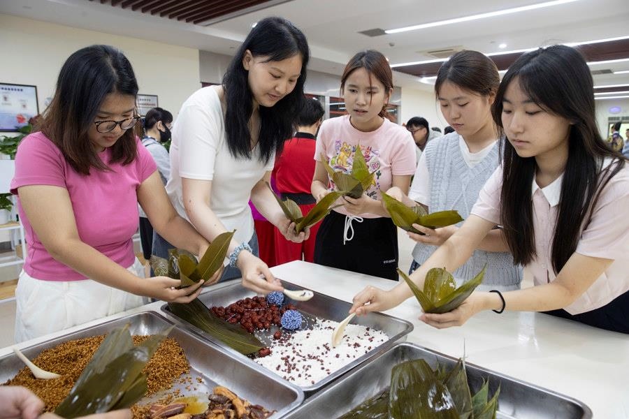 2024年6月1日，海峽兩岸青年學生在華東師范大學包粽子、做香囊，體驗傳統(tǒng)文化。
