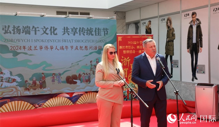 皮耶霍欽斯基（右）在活動上致辭。人民網記者 李增偉攝