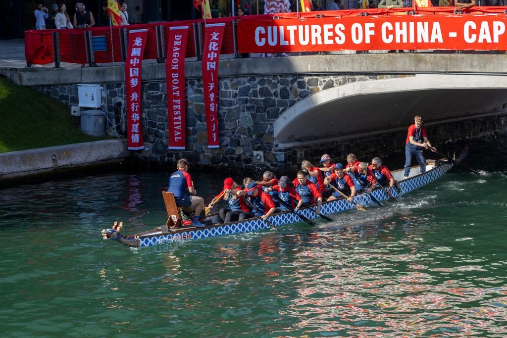6月8日，人們?cè)谀戏情_普敦參加第二屆“文化中國·開普敦龍舟節(jié)”比賽。新華社記者王雷攝