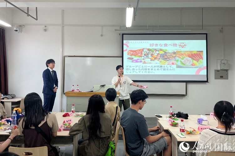 中日大學(xué)生交流討論。人民網(wǎng)記者 陳思攝