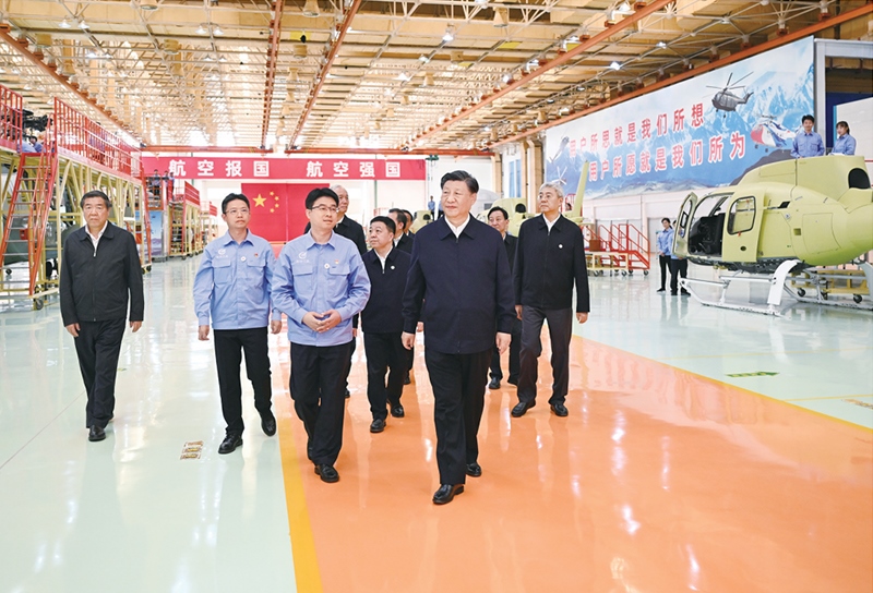 2023年10月10日至13日，中共中央總書記、國家主席、中央軍委主席習近平在江西考察。這是11日上午，習近平在景德鎮(zhèn)市昌河飛機工業(yè)（集團）有限公司考察。 新華社記者 燕雁/攝