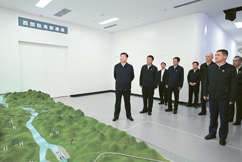 2023年12月14日至15日，中共中央總書記、國家主席、中央軍委主席習近平在廣西考察。這是14日上午，習近平在南寧市考察中國—東盟信息港股份有限公司，結合平陸運河沙盤聽取西部陸海新通道骨干工程建設匯報。 新華社記者 謝環(huán)馳/攝