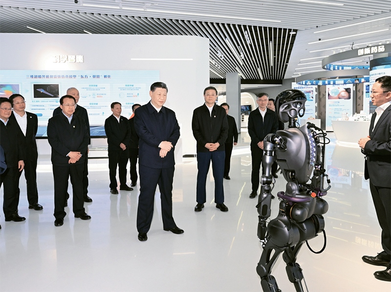 2023年11月28日至12月2日，中共中央總書記、國家主席、中央軍委主席習近平在上?？疾?。這是11月28日下午，習近平在浦東新區(qū)張江科學城參觀上?？萍紕?chuàng)新成果展。 新華社記者 謝環(huán)馳/攝