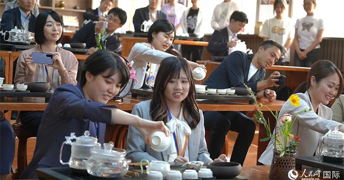 日本創(chuàng)價學(xué)會青年代表團在新疆師范大學(xué)體驗中國茶藝。人民網(wǎng)記者 張麗婭攝