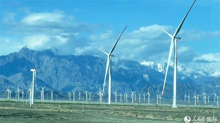 從烏魯木齊到吐魯番沿途的風(fēng)力發(fā)電設(shè)備。人民網(wǎng)記者 張麗婭攝