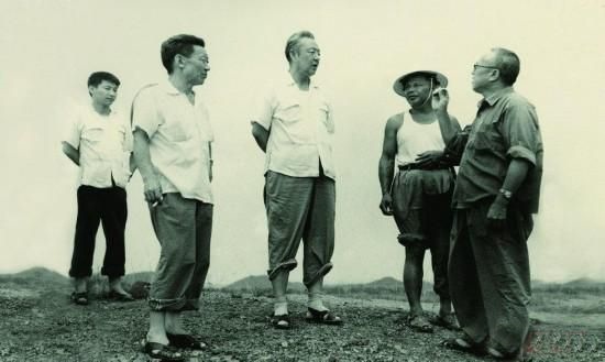1978年8月，習仲勛（左三）在廣東惠陽農(nóng)村調(diào)研。在清華大學讀書的習近平（左一）利用暑假時間參加社會實踐，隨同父親一起下鄉(xiāng)。