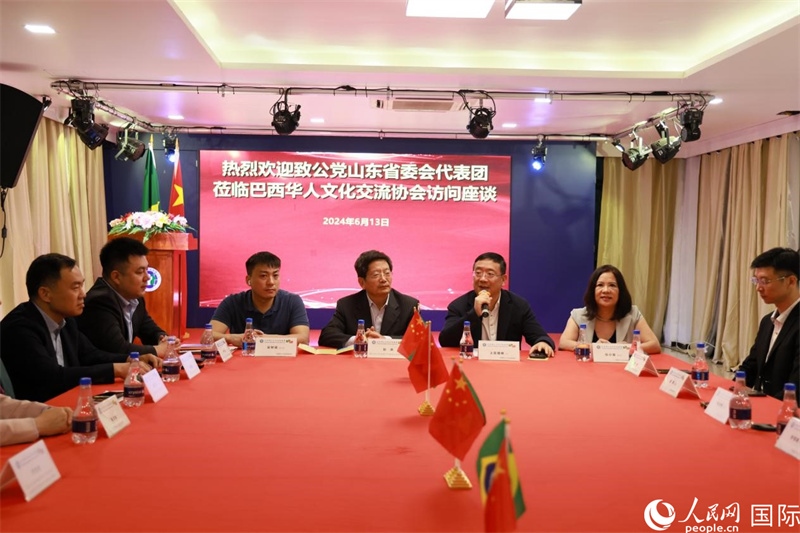 巴西華人文化交流協(xié)會主席上官劍鋒在座談會上致辭。人民網(wǎng)記者 宋亦然攝
