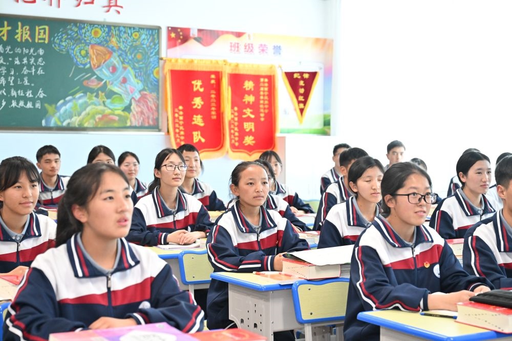 2024年6月18日，果洛西寧民族中學(xué)學(xué)生在上課。