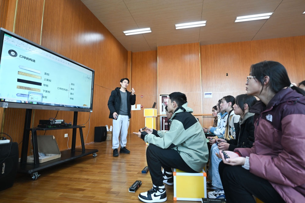 上海援青教師闞延俊在給學(xué)生上音樂課（2023年2月23日攝）。