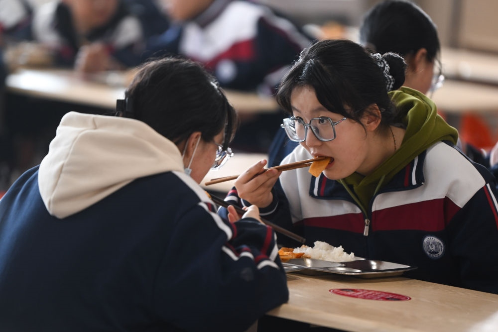 2023年2月23日，果洛西寧民族中學(xué)學(xué)生在食堂吃午飯。