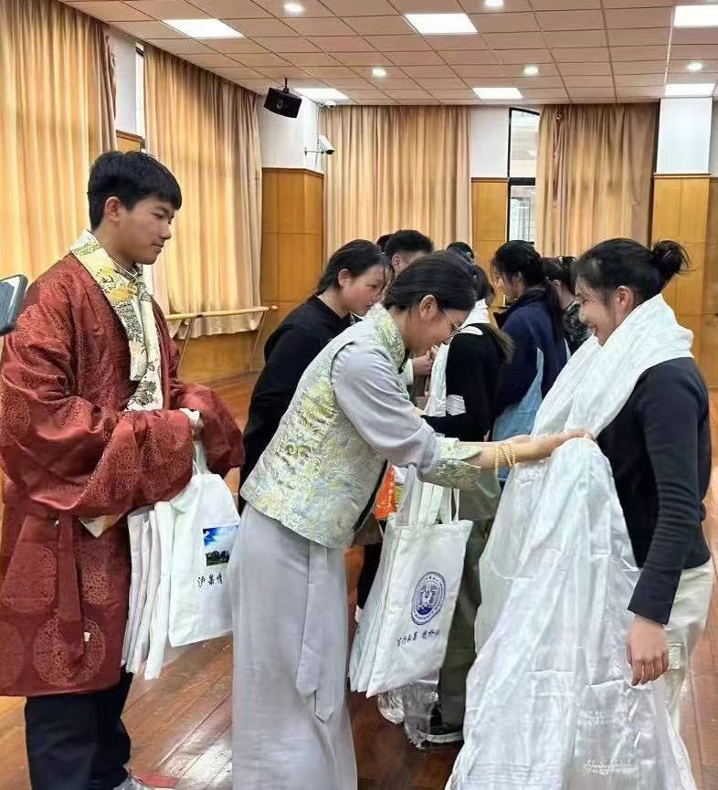 2024年1月18日，在上海市大同中學(xué)，果洛西寧民族中學(xué)學(xué)生給上海大同中學(xué)師生獻(xiàn)哈達(dá)。新華社發(fā)（果洛州教育局供圖）