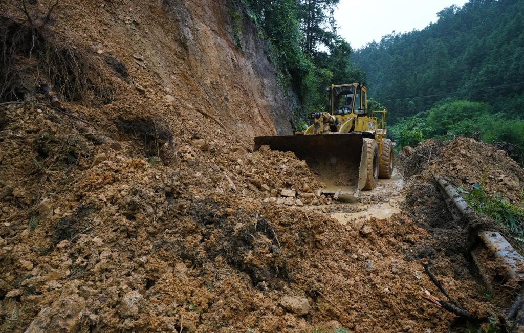 6月18日，在廣西融水苗族自治縣融水鎮(zhèn)新安村，一臺(tái)推土機(jī)在清理塌方路段。新華社發(fā)（龍林智攝）