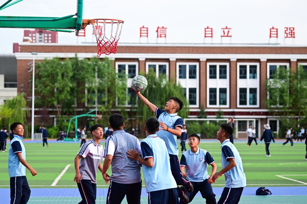 2024年6月18日，果洛西寧民族中學(xué)學(xué)生在打籃球。