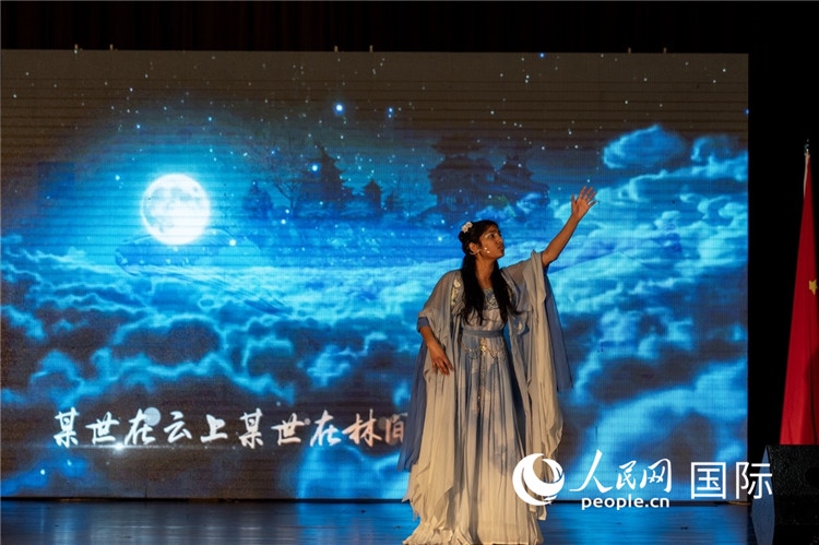 參賽選手演唱中文歌曲《左手指月》。人民日報非洲中心分社 希拉茲·莫林攝