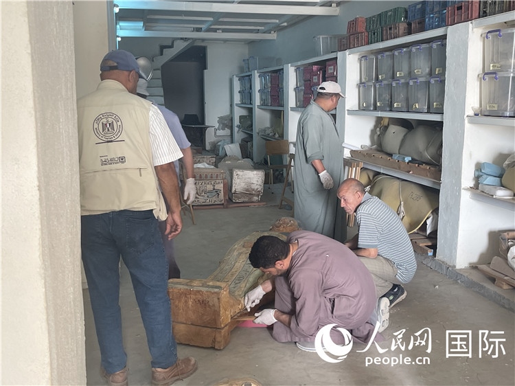 圖為中埃薩卡拉新出土文物數(shù)字化調(diào)查與研究項目團隊在工作現(xiàn)場。薛江攝